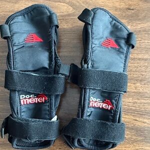 Flexmeter Black Wrist Guards for mountain and skate sports
